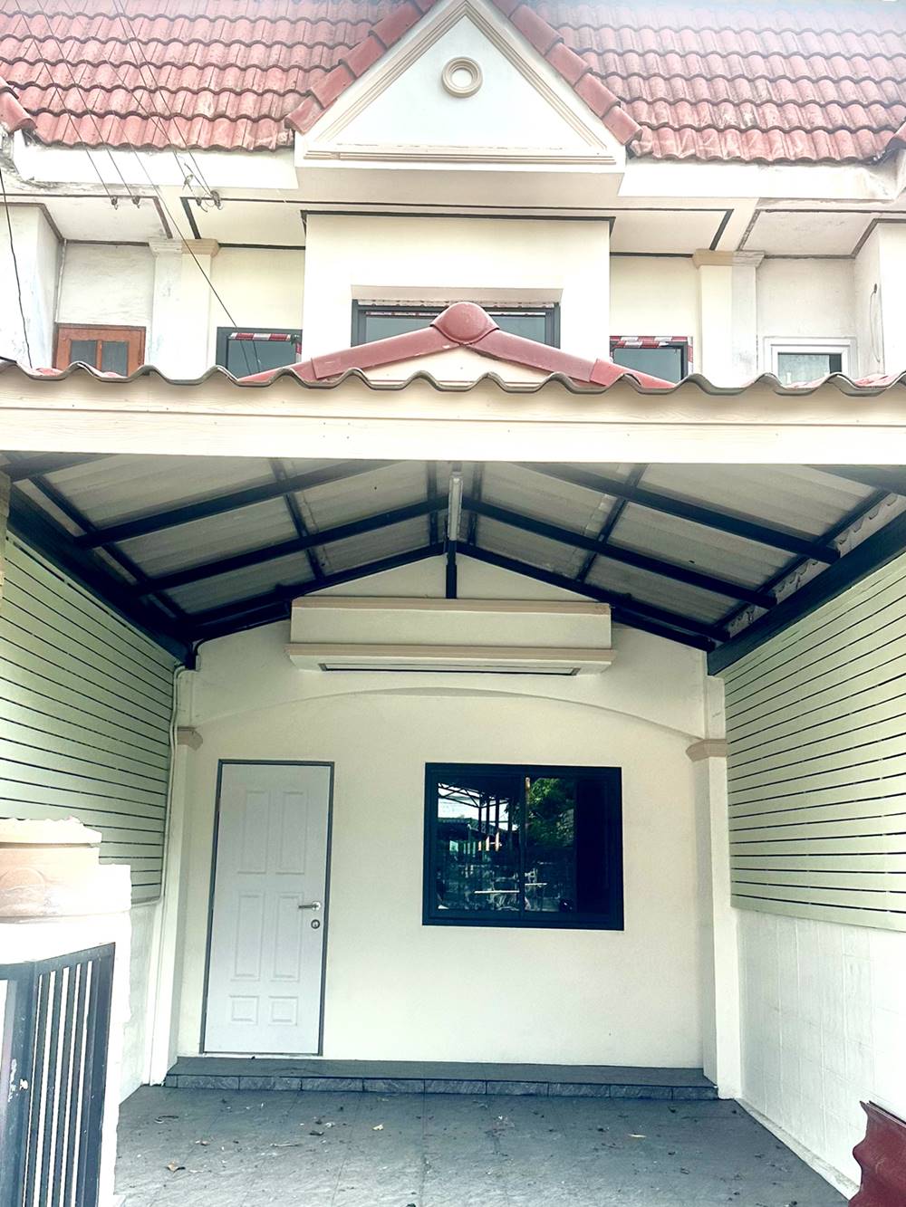 ขายทาวน์เฮ้าส์ หมู่บ้านอู่ทองวิลเลจ สุขาภิบาล 5 รีโนเวทใหม่ พร้อมอยู่ ฟรี! แอร์ 2 ตัว โทร 081-432-6587