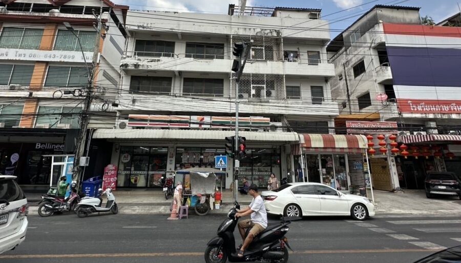 ขายตึก 3.5 ชั้น พร้อมผู้เช่า ตรงข้าม รร.เซนต์โยเซฟ ทำเลทองแบริ่ง (7-11) ซื้อแล้วรับรายได้ค่าเช่าต่อได้ทันที โทร 092-8309541